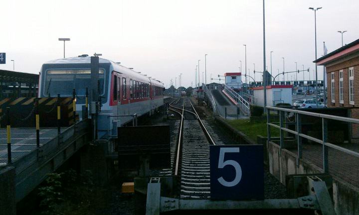 Sylt Shuttle Plus hält auf Gleis 5 in Westerland