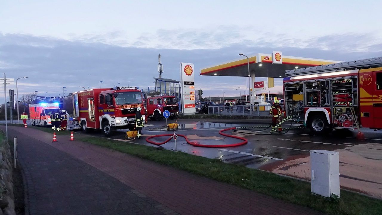 feuerwehreinsatz Tankstelle westerland sylt brennendes auto