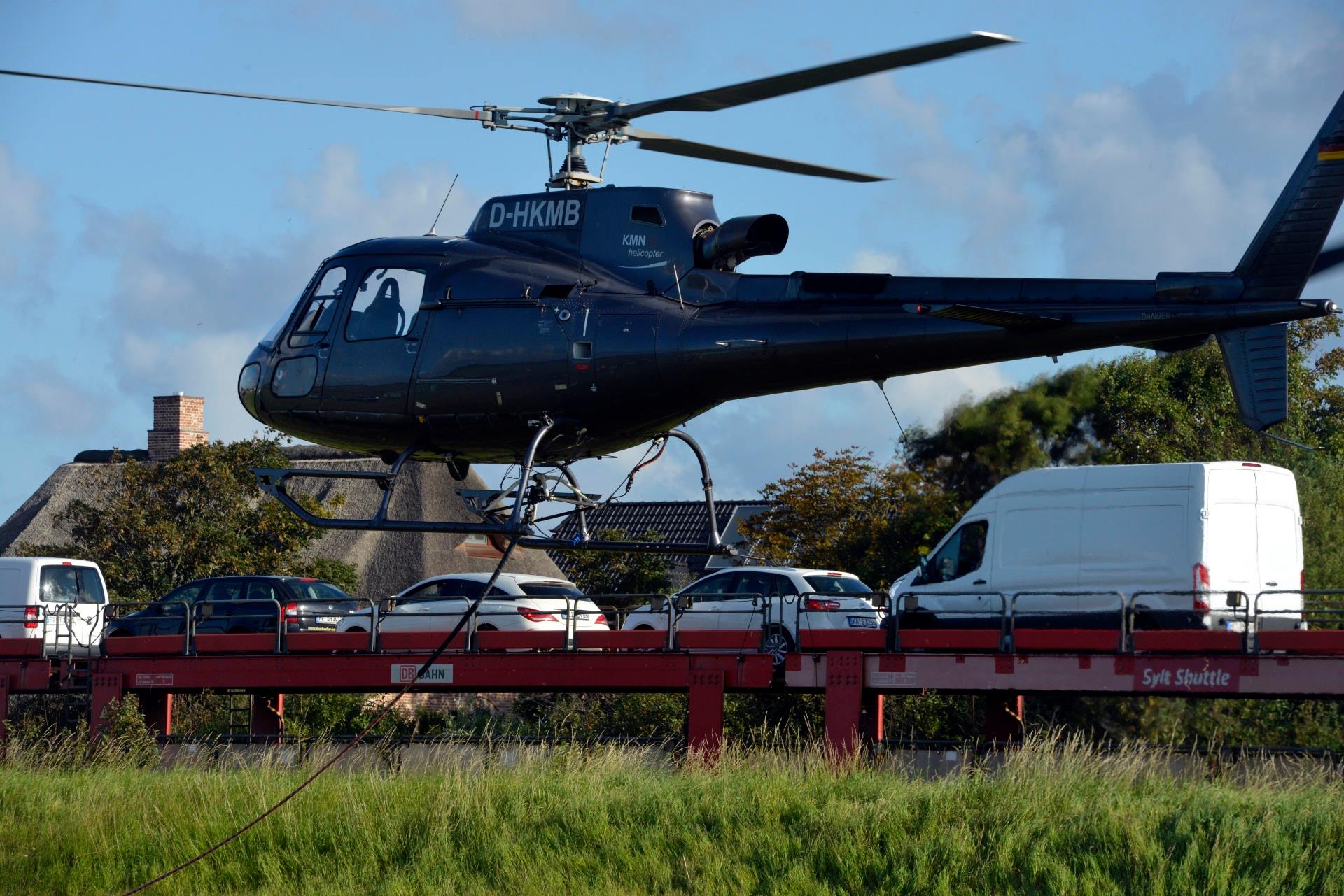 Hubschrauber stellt Signalmasten in Keitum auf Sylt auf