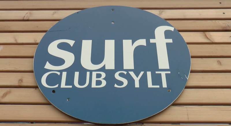 Das Logo des Surf Club Sylt am neuen Vereinsheim am Brandenburger Strand