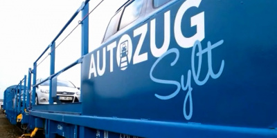 Feiertags-Reiseverkehr beim blauen AUTOZUG Sylt