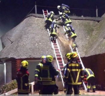 2 Reetdachbrände auf Sylt - Feuerwehren übten an Abrisshäusern
