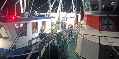 Seenotretter schleppen vor Sylt einen Krabbenkutter in den Mai