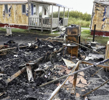 Brand auf Campingplatz in Rantum legt Wohnwagen in Trümmer