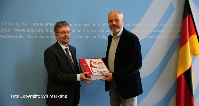 Moritz Luft übergibt Petition an Vertreter des Bundesverkehrsministeriums