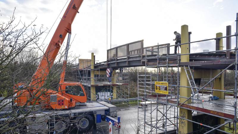 Fußgänger- und Radfahrerbrücke L24 Sylt ist wieder eingehängt