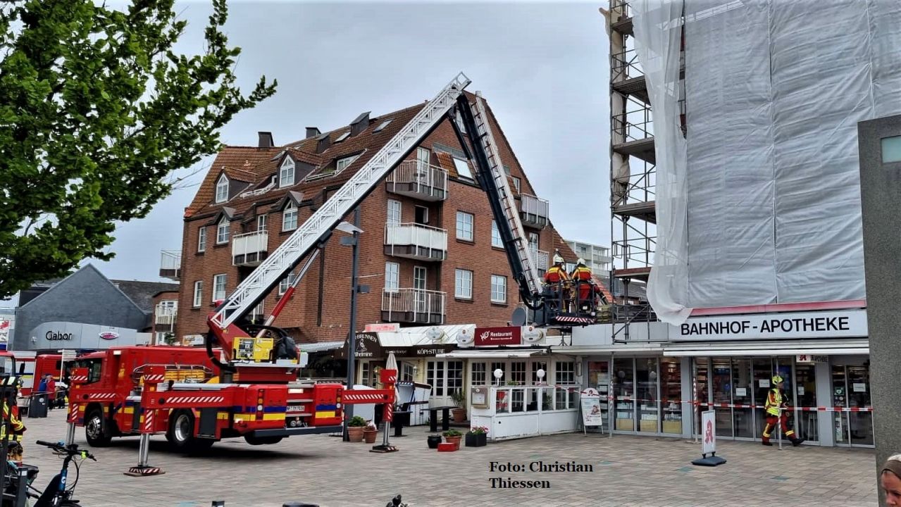 An einem Gerüst in der Wilhelmstraße musste die Feuerwehr Westerland auf Sylt Sicherungsmassnahmen durchführen