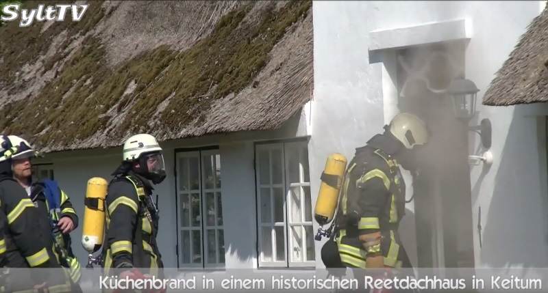 Unter Atemschutz mussten die Sylter Feuerwehren den Brand löschen