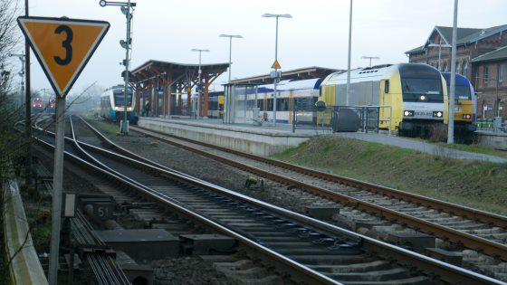 Bahnhof Niebüll voll mit Zügen