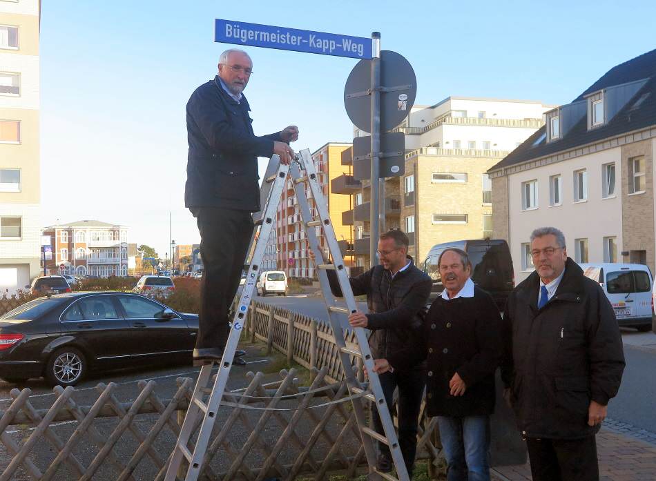 Im Beisein von Logenbruder Gerd Heiden, Bürgervorsteher Peter Schnittgard und Bürgermeister Nikolas Häckel enthüllte Logenmeister Jochen Lemke das neue Straßenschild