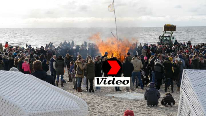 Sylt - Osterfeuer am Strand