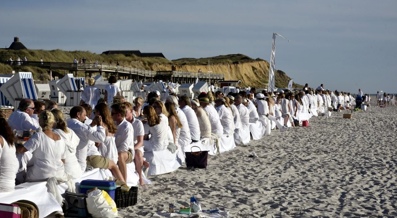 Ein beliebtes Event in Kampen ist das White Dinner am Strand