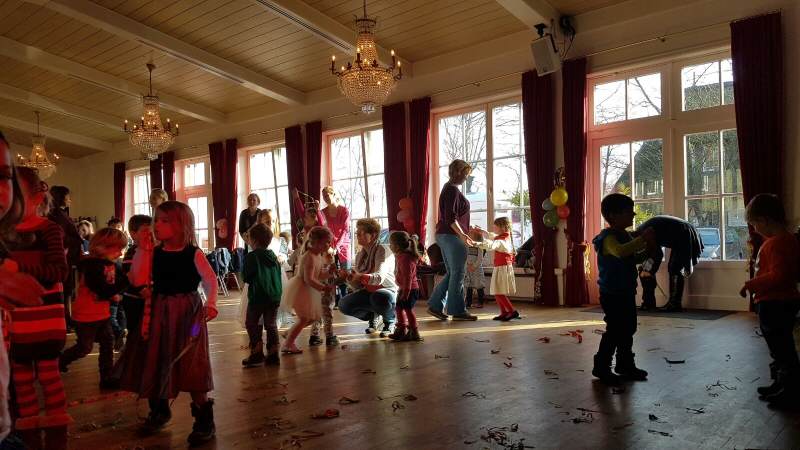 Sylter und Gästekinder feiern zusammen den Petritag