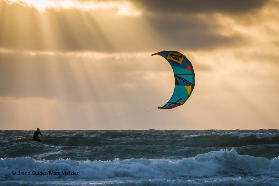 Kitesurfen vor Sylt bei Sonnenuntergang