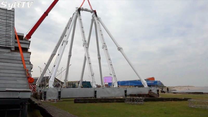 Schon der Aufbau des 35 Meter hohen Riesenrads auf Sylt ist eine Attraktion