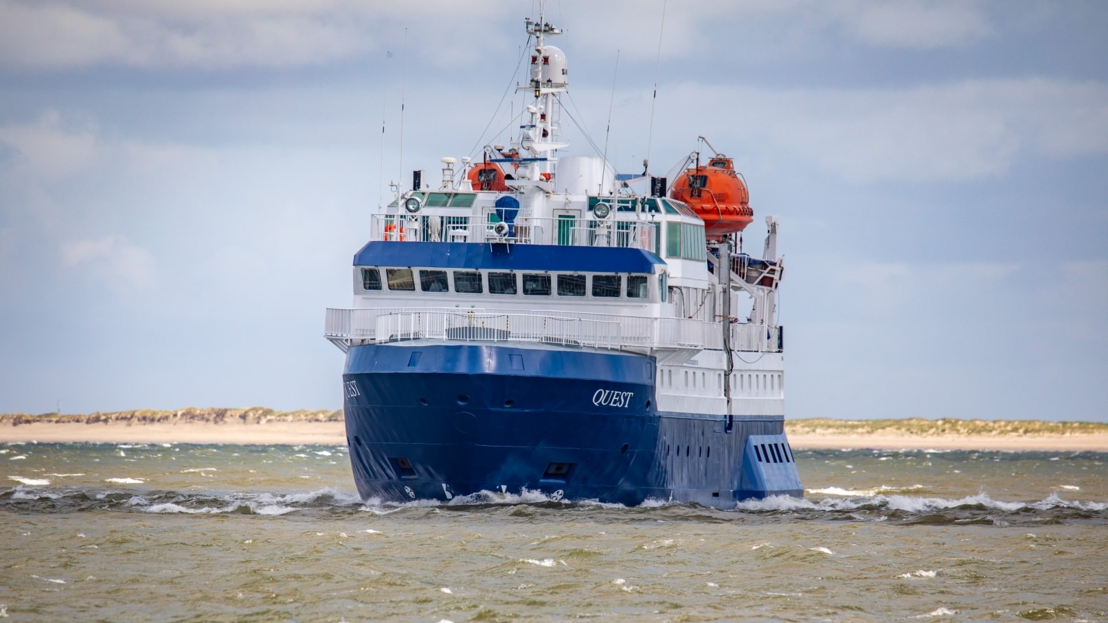 Die MS Quest ist im nordfriesischen Wattenmeer unterwegs