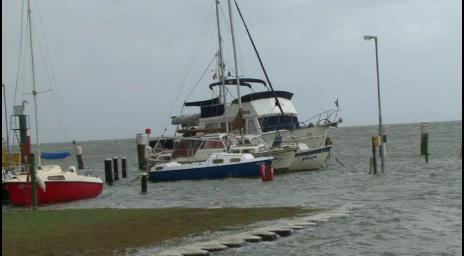 Sturm flutet Hafen in Munkmarsch