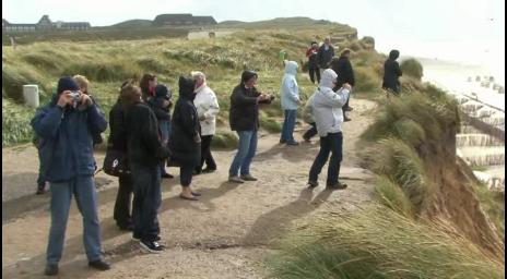 Sturm Touristen auf dem Roten Kliff in Kampen