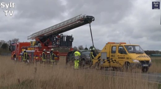 Feuerwehren Tinnum & Westerland bergen Fahrzeug