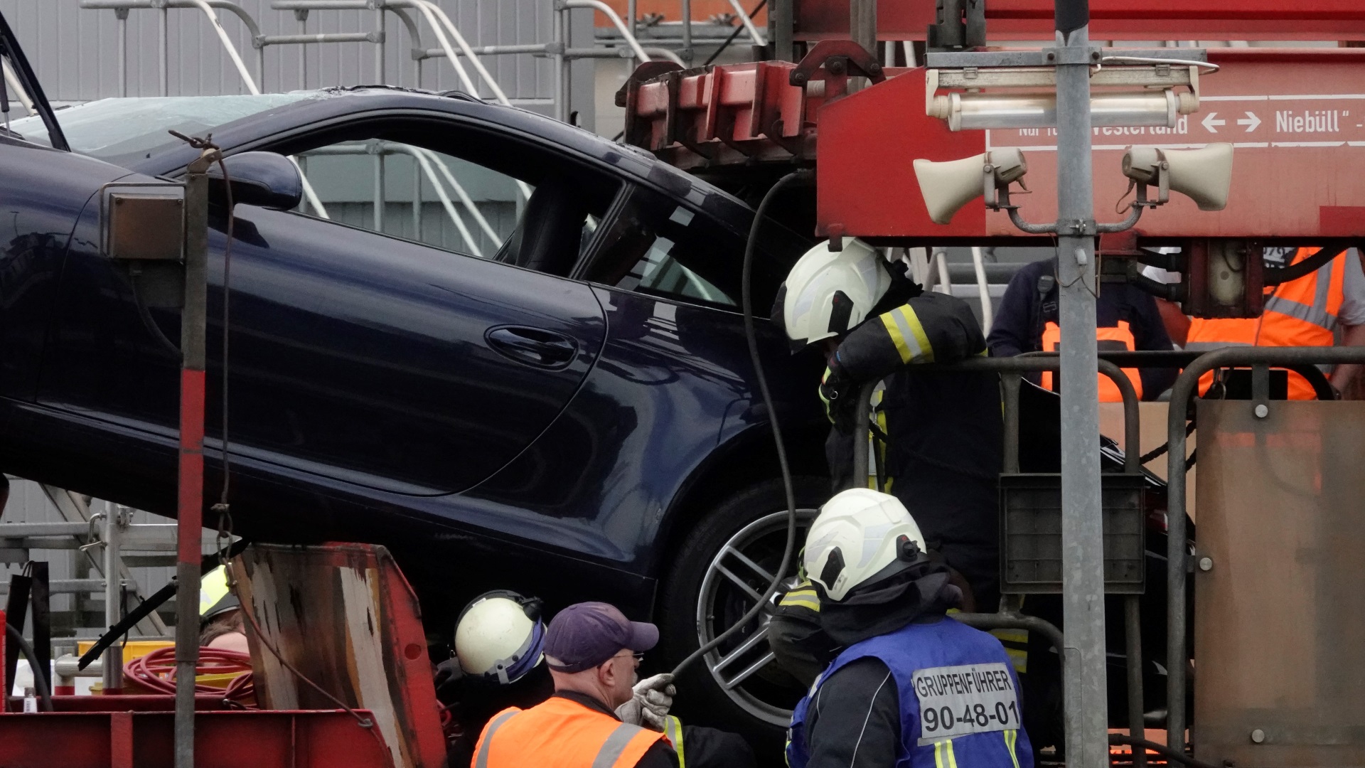 Unfall beim Syltshuttle - Porsche springt auf ...