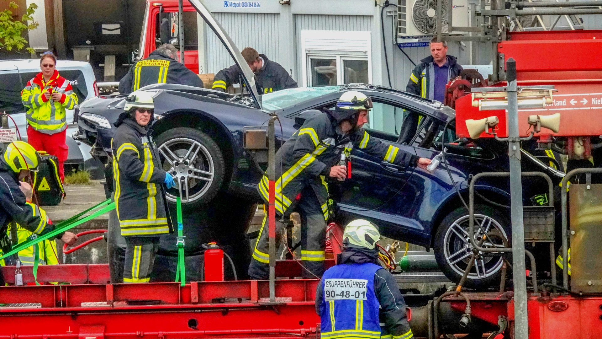 Ein Porsche verkeilte sich zwischen zwei Waggons bei dem Unfall