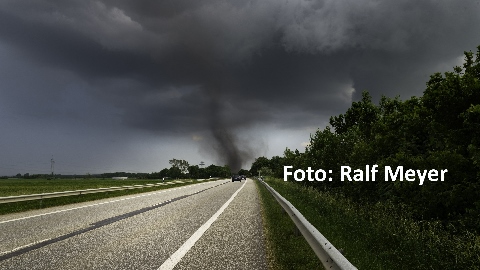 Tornado auf der B5 nahe der Sylt-Shuttle Verladestation in Niebüll